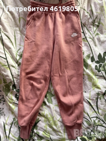 анцуг Nike 137-146 см , аз съм 157 и ми пасва идеално , подходящ и за xs
