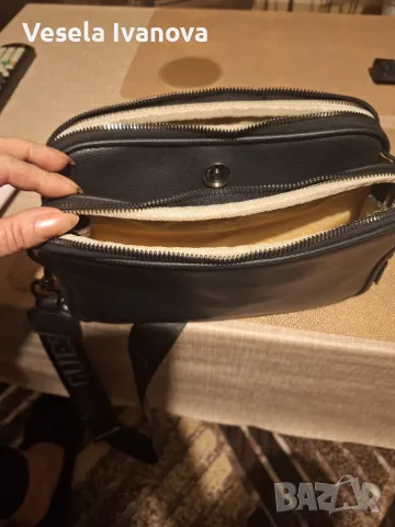 Дамска  чанта  Guess , снимка 2 - Чанти - 56621998
