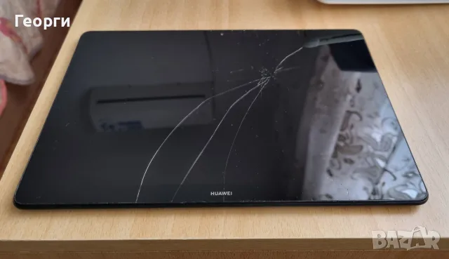 Два таблета със счупени дисплеи Huawei MediaPad T5