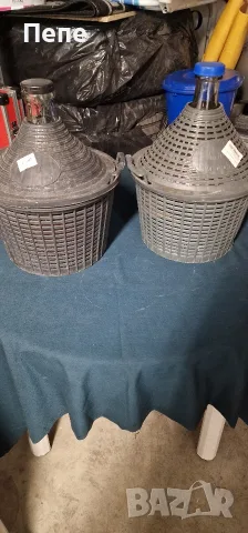 Две стъклени дамаджани