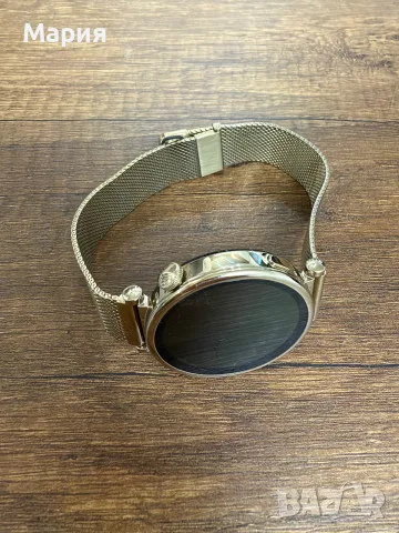 Продавам дамски смартчасовник Huawei Watch GT 4 в златист цвят с елегантна метална мрежеста каишка. 