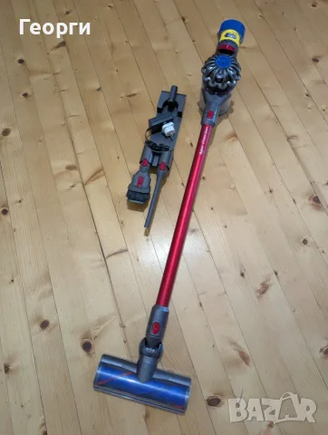 Напълно почистена безжична Dyson V7 прахосмукачка с добра батерия и аксесоари