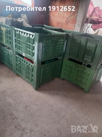 продава здрави бокспалети за плодове и зеленчуци.