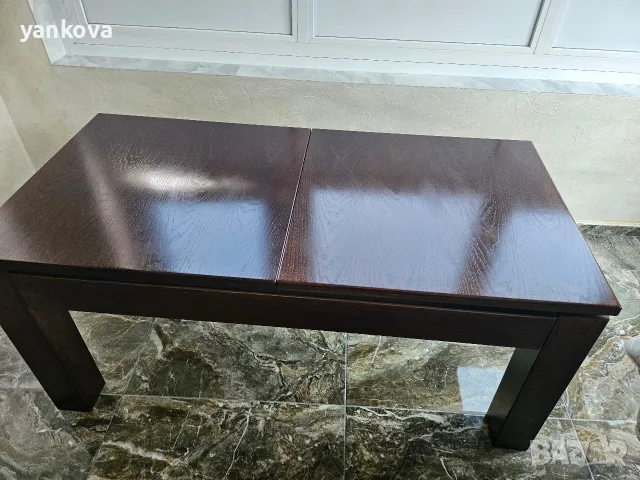 Дървена маса, разтегателна и повдигаща се. Става за трапезна и холна.