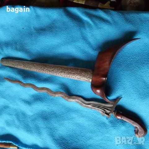 Крис със сребърна кания.