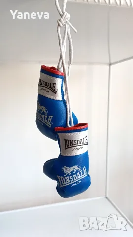 Боксови ръкавици Lonsdale в син цвят , сувенир за окачване в кола или дома. 
