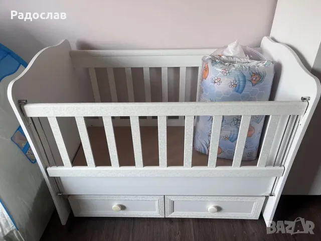 Детска кошара с люлеещ механизъм