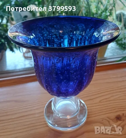 Масивна стъклена синя ваза 