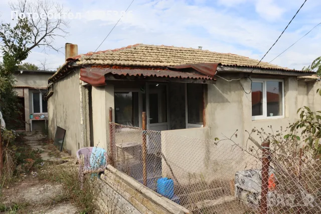 Продавам 2 къщи в село Близнаци