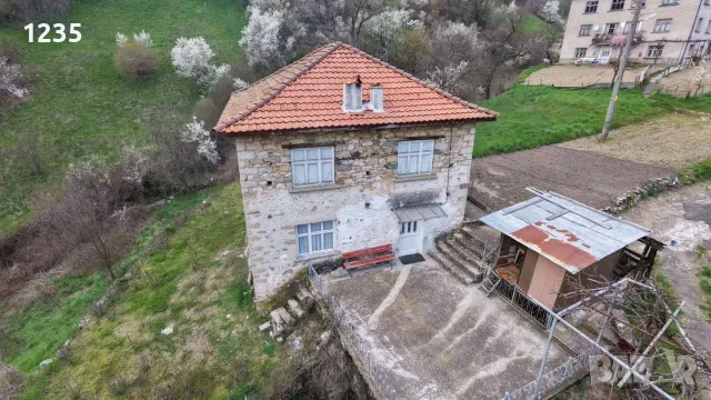 Къща на два етажа с двор 