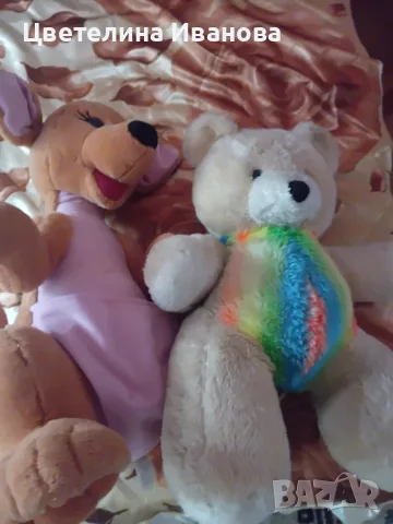 подарявам две плюшени играчки