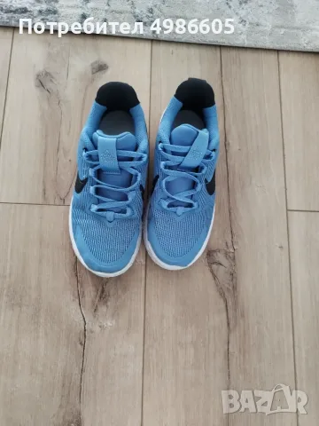 Маратонки Nike.