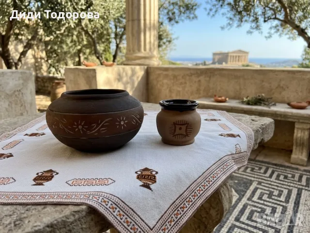 Комплект: 🏛️ Ново ръчно избродирано каре за маса (67 х 67 см) + ДВА керамични съда / гърнета 🎁